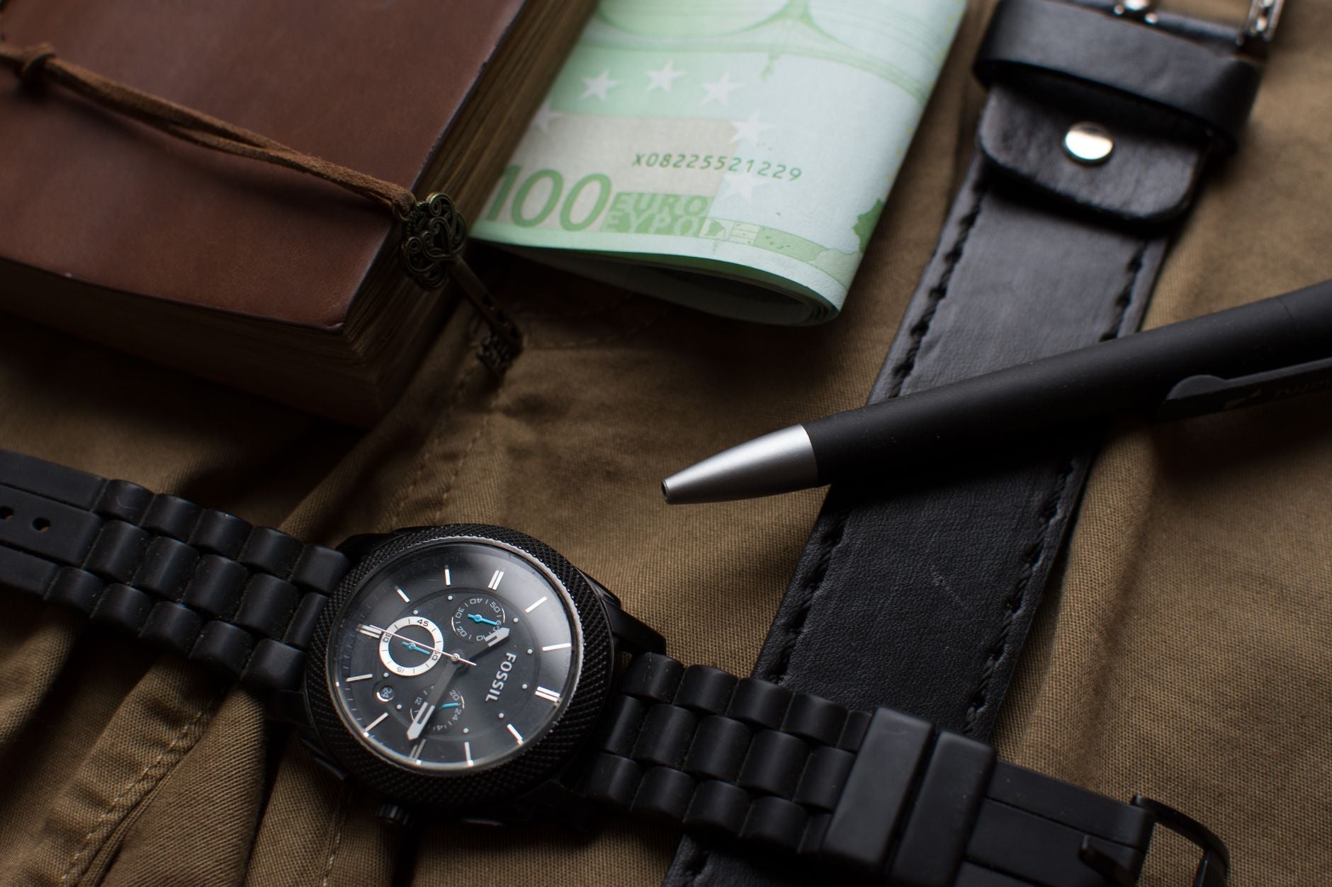 Erkek deri aksesuar düzenlemesi cüzdan kemer minimal flat lay