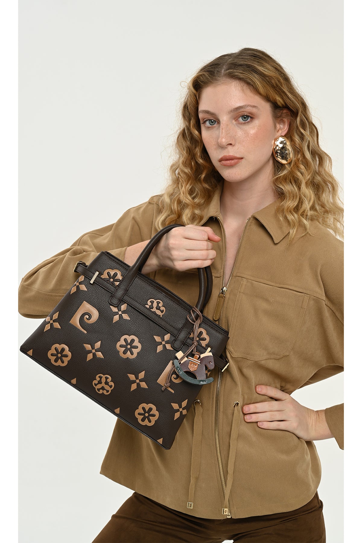 Kahve Çıtçıt Kapamalı Ayarlanabilir ve Çıkarılabilir Askılı Kadın Omuz Çantası 05PC25K10513